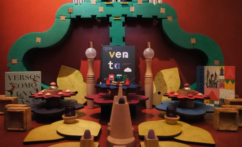 La imagen muestra una instalación artística interactiva diseñada como un paisaje de juego