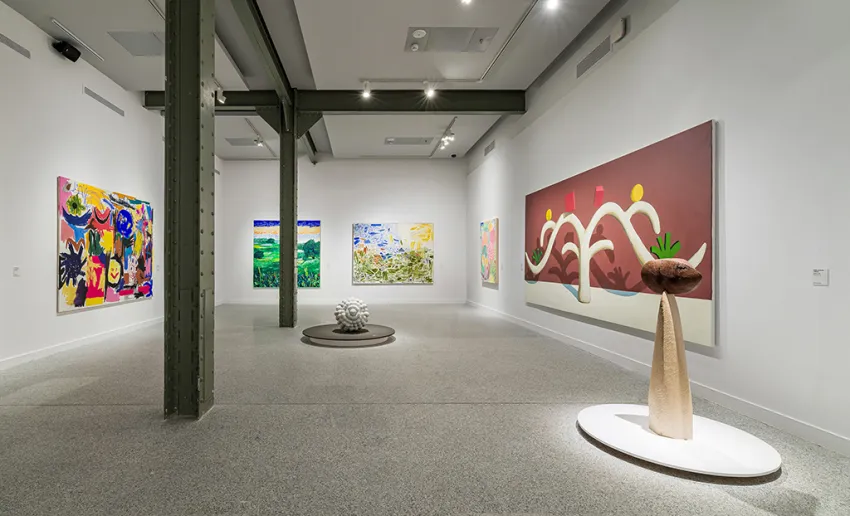 sala de exposiciones con diferentes cuadros en las paredes