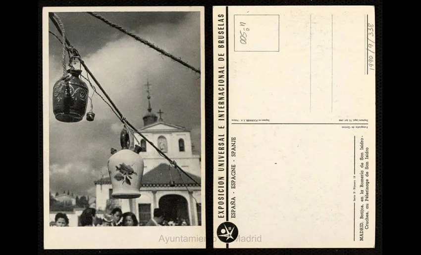 postal antigua con imagen de una iglesia y botijos colgando
