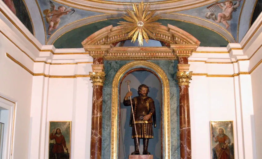 altar con la imagen del santo