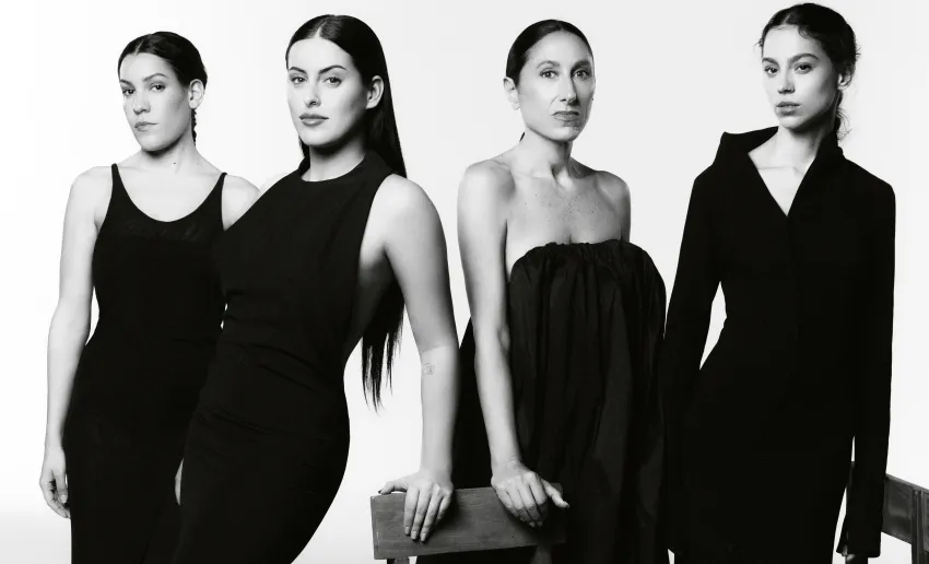 foto en blanco y negro, cuatro mujeres, vestidos con diferentes escotes