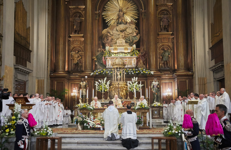 Interior de la Real Colegiata de San Isidro en una misa