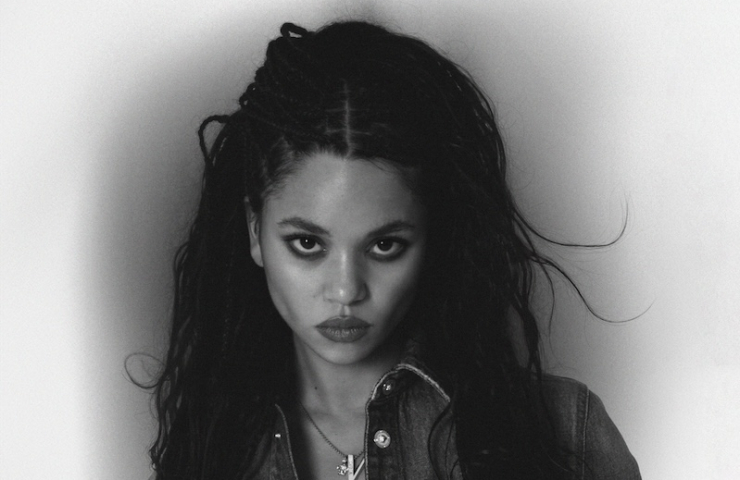 Primer plano en blanco y negro de chica que mira fijamente a cámara