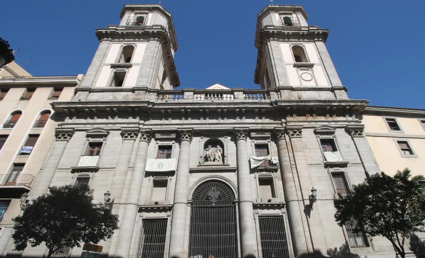 fachada de la colegiata, dos torres