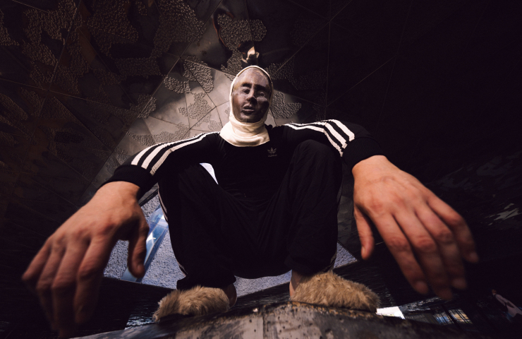 Imagen distorsionada de una persona con una máscara