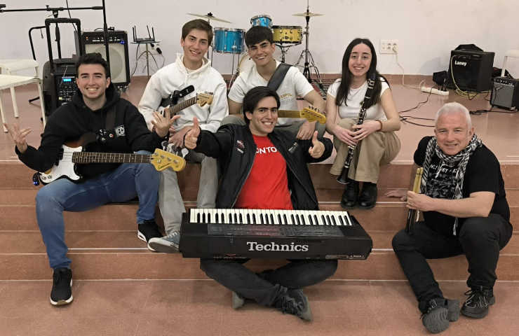 componentes del grupo sobre el escenario