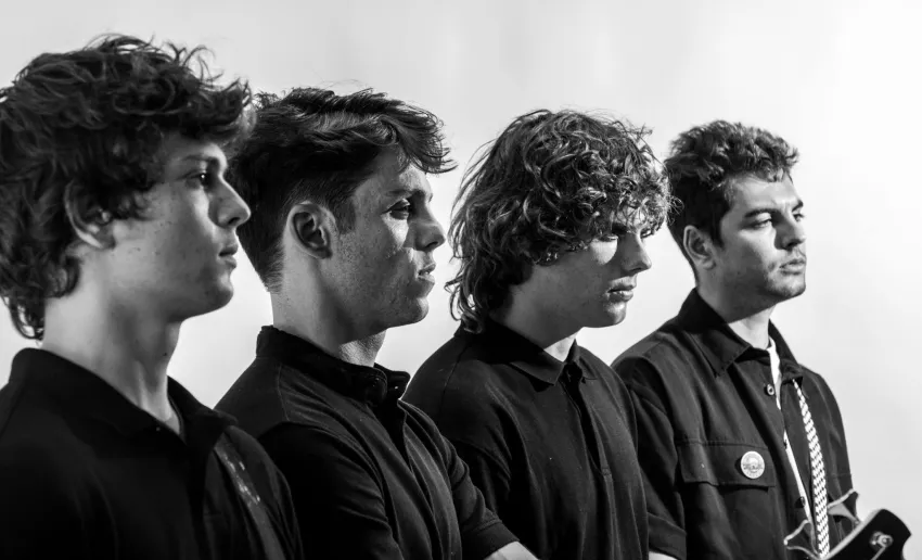 cuatro chicos de perfil, foto en blanco y negro