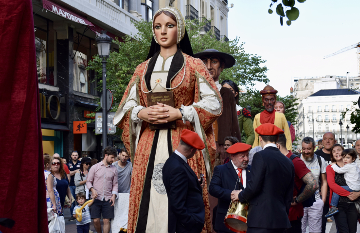 Desfile de varios gigantes