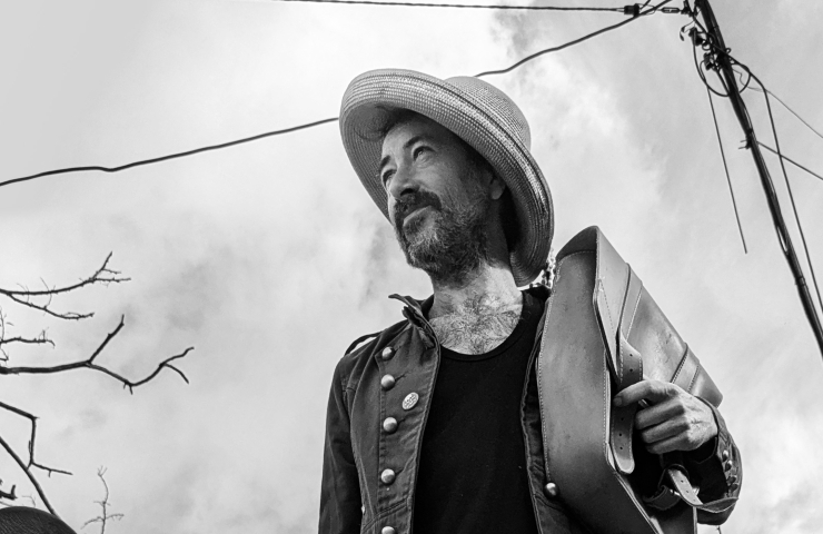 Foto desde abajo en blanco y negro de hombre con sombrero