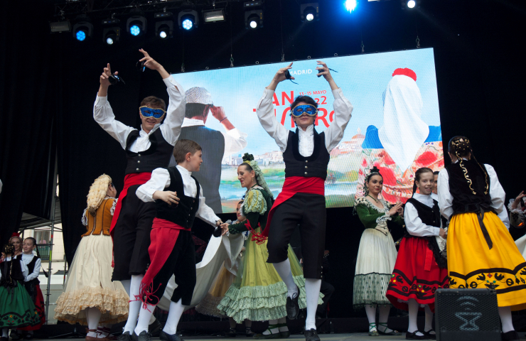 Varias personas bailando en un escenario