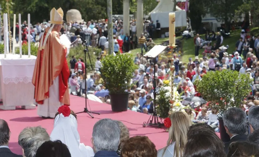 celebración de misa en un parque