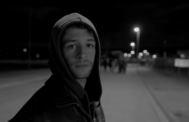 Imagen oscura de un chico con capucha