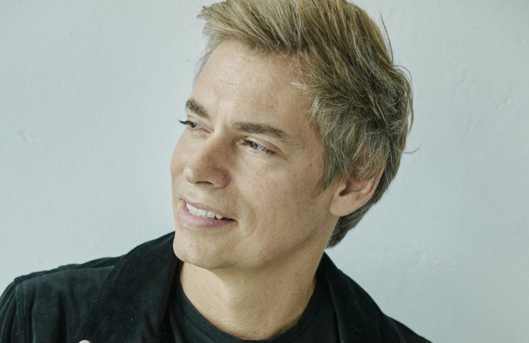 primer plano de perfil de Carlos Baute