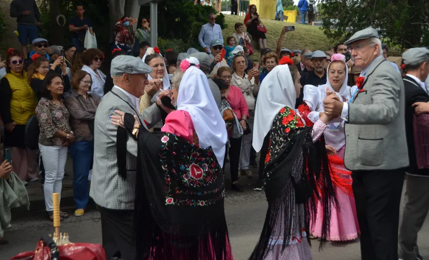parejas de chulapos bailando en la Pradera de San Isidro