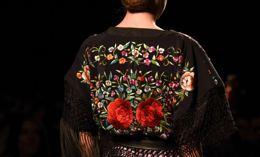 mantón de manila negro con flores bordadas, chica de espaldas