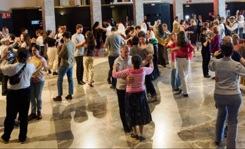 gente bailando en parejas