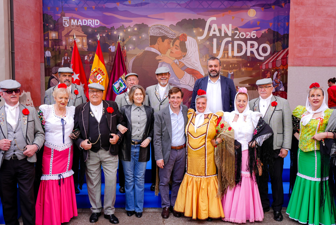 El alcalde con otras autoridades al final del acto