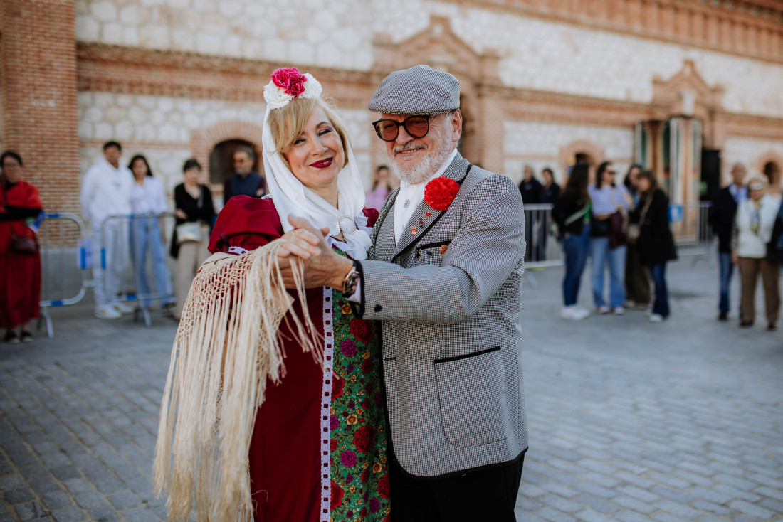 Una pareja de castizos bailan un chotis