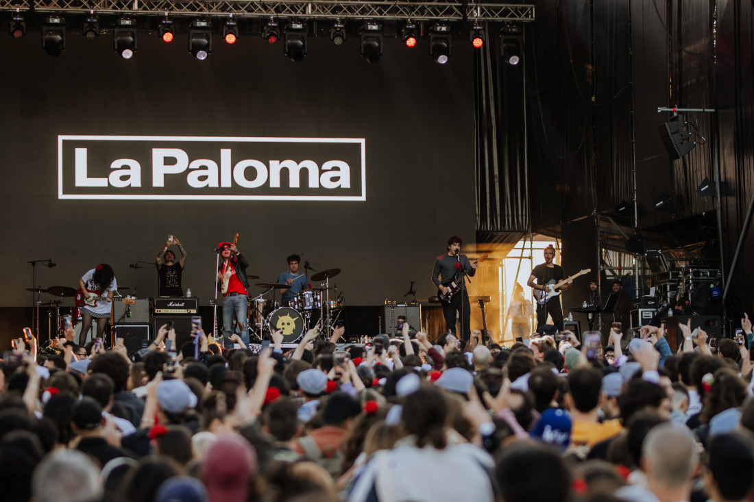 Actuación del grupo en la pradera