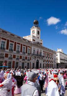 presentación de Centenares de madrileños y visitantes se suman al pasacalles más castizo de las Fiestas de San Isidro