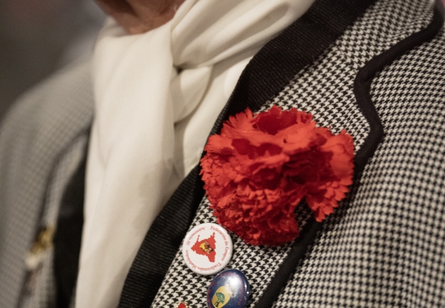 Tres personas vestidas de chulapos (una mujer, un hombre y un niño) de espaldas